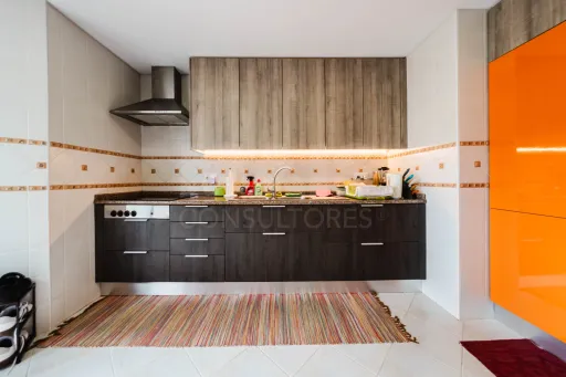 Moradia exclusiva com piscina aquecida, suite, garagem e jardim deslumbrante