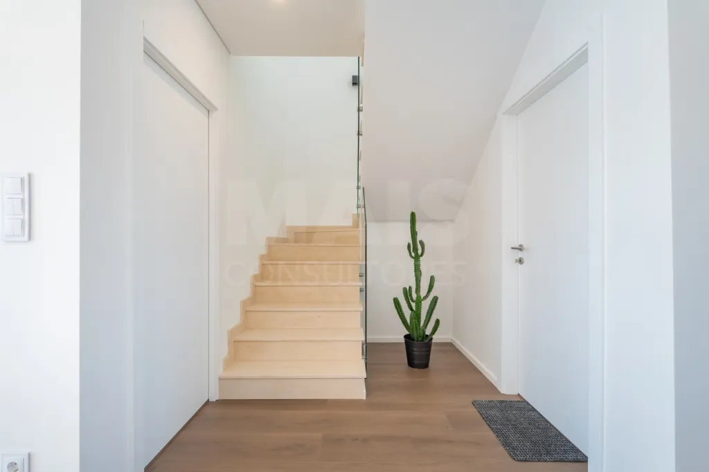 Moradia T3 contemporânea com piscina privada no Porto Alto