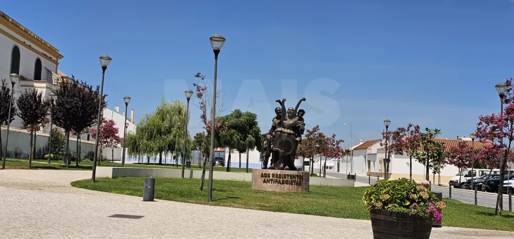 Apartamento T3 no Centro de Alpiarça | Áreas Generosas, Varandas e Excelente Localização
