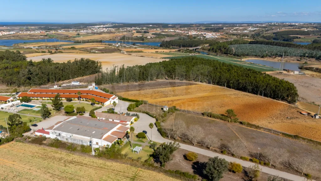 Parcela de terreno rústico de 2.350m2 em Atouguia da Baleia