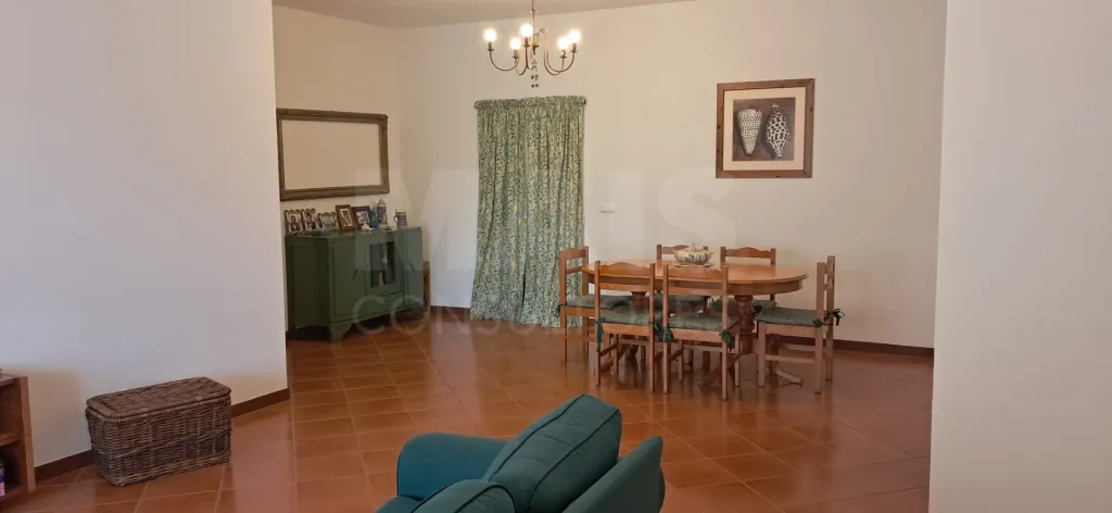 Moradia V2+1 isolada, em Sítio das Lombas