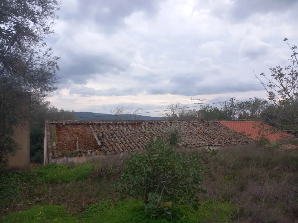 Casa com terreno com possível construção