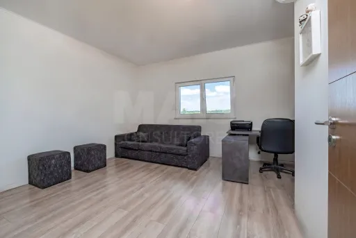 Moradia T4 térrea, semi-nova com terreno de 3500m2 em Salvaterra de Magos