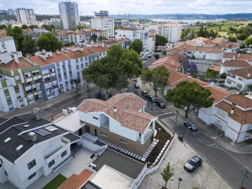 New 4-bedroom house with a pool in Linda a Velha