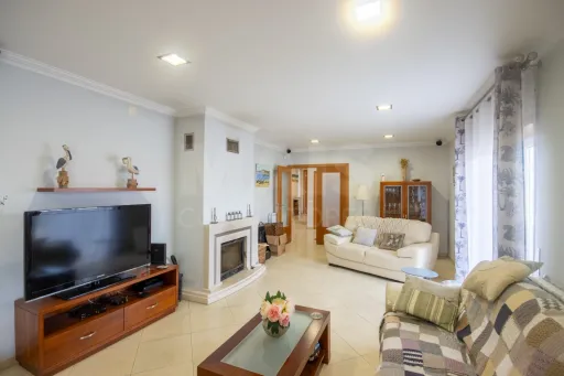 Moradia Térrea T5 com Piscina e Vista Deslumbrante – Serra de Aire e Candeeiros