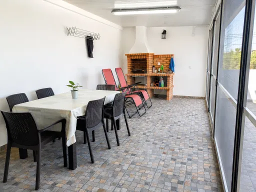 Moradia T3+1 pronta a habitar | Garagem fechada, pátio com churrasqueira e a 5 min das praias !