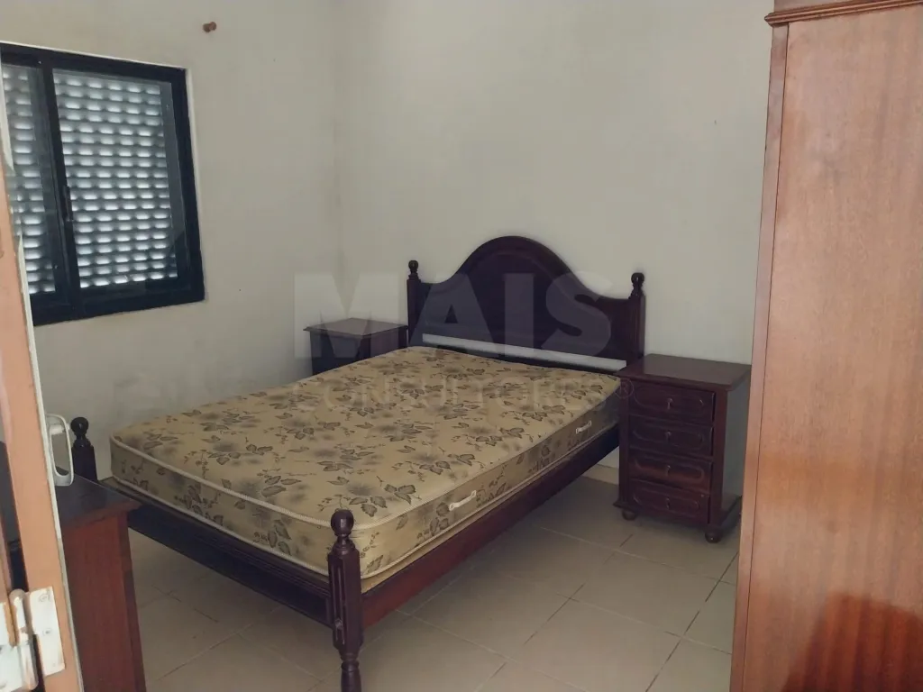 Moradia Bi Familiar para remodelar em Propriedade Horizontal