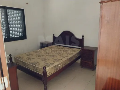 Moradia Bi Familiar para remodelar em Propriedade Horizontal