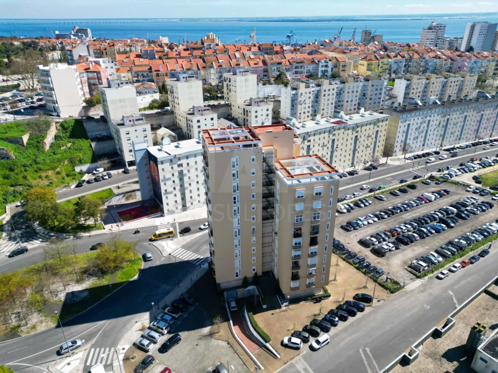 T2 Renovado com Vista Rio | Av. Mouzinho de Albuquerque