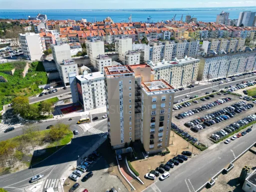 T2 Renovado com Vista Rio | Av. Mouzinho de Albuquerque