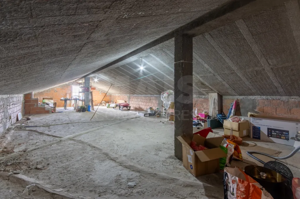 Moradia térrea T4 com anexo e 5.000 m2 de terreno em Geraldes