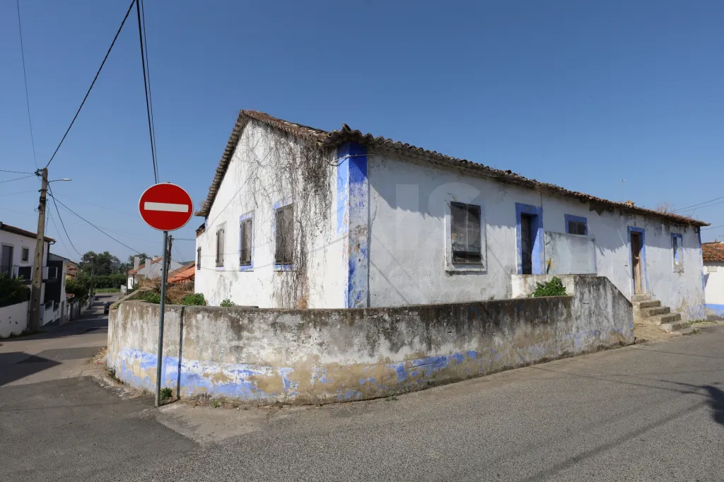 3-Bedroom House to Rebuild - Camarnal, 3 minutes from Alenquer