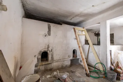 Moradia com rooftop e enorme potencial entre Caldas da Rainha e Santa Catarina