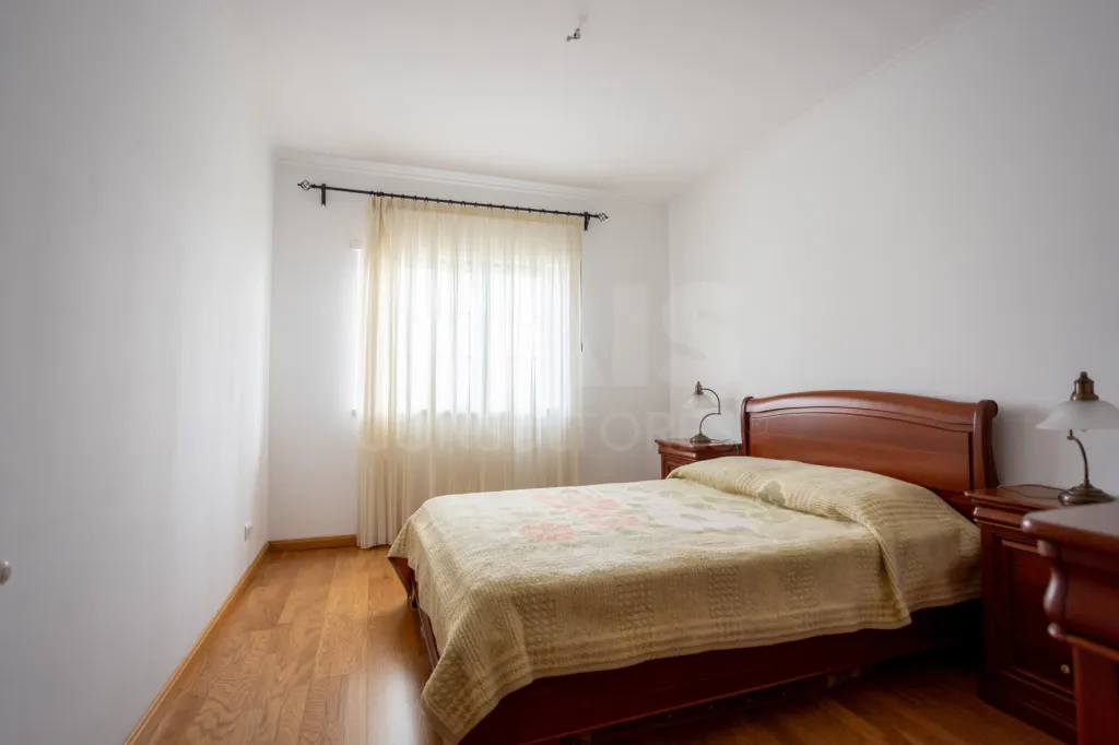 Apartamento T3 com excelente localização no Porto Alto