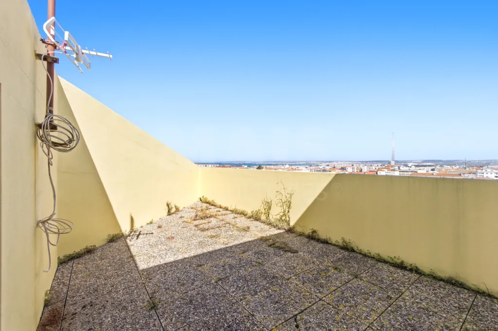 Apartamento T2 com varandas e arrecadação em Peniche