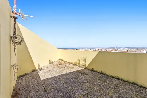 Apartamento T2 com varandas e arrecadação em Peniche