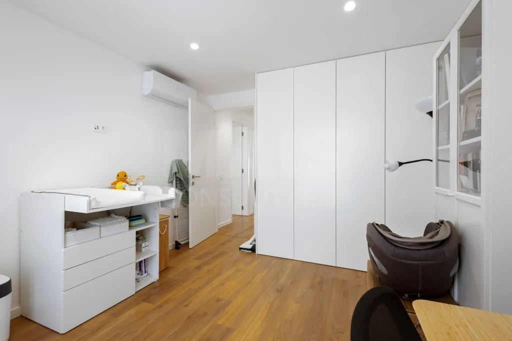Apartamento T3 semi-novo vista mar com garagem