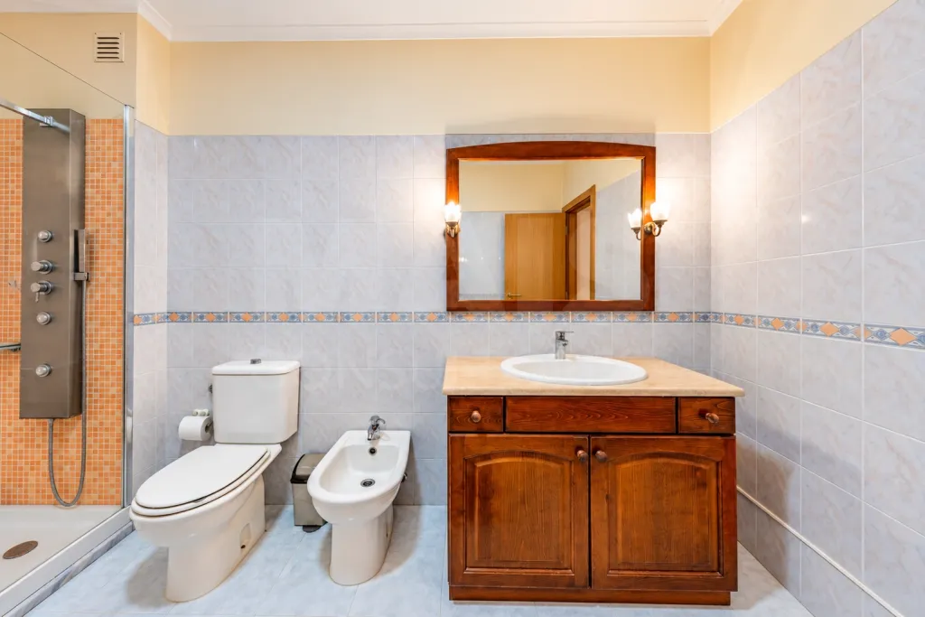 3-bedroom apartment with an elevator and a parking space.