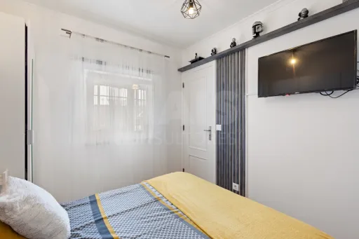 Moradia com 3 apartamentos e vista mar