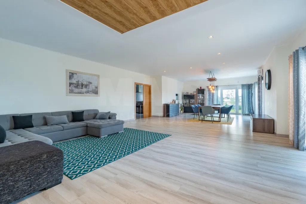 Moradia T4 térrea, semi-nova com terreno de 3500m2 em Salvaterra de Magos