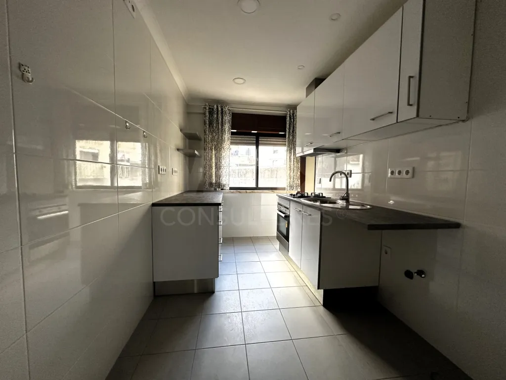 T2 Parcialmente Remodelado com Arrecadação | Brandoa