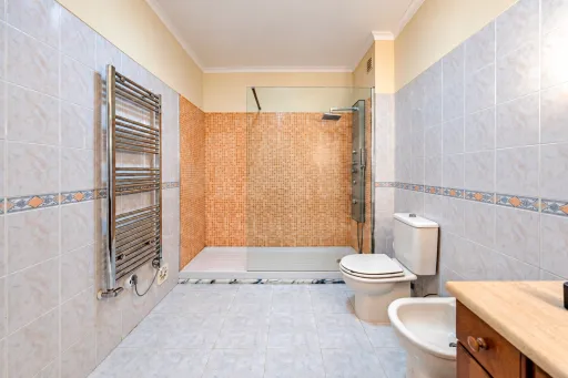 Apartamento T3 com elevador e lugar de garagem.