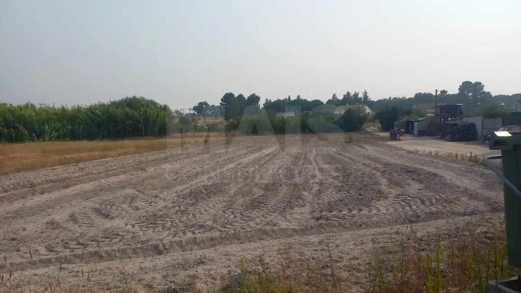 Terreno de 7.050 m² com pequeno armazém a Apenas 1 Hora de Lisboa