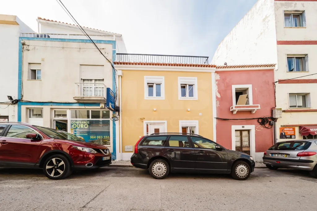 Moradia totalmente remodelada no coração de Peniche!