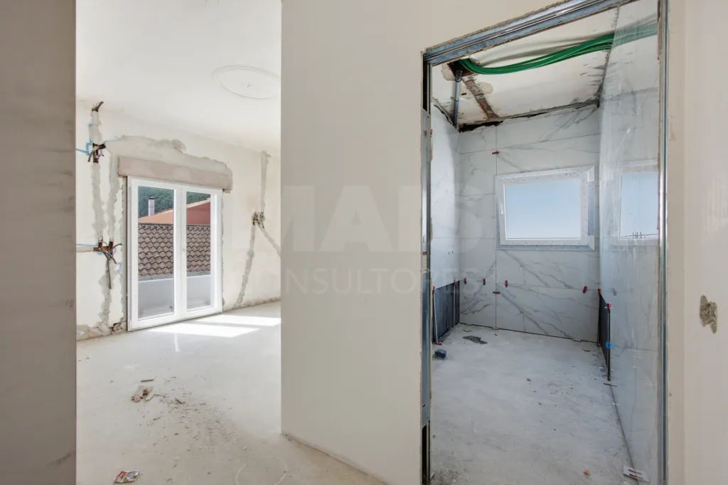 Apartamento T4 com quintal e estacionamento