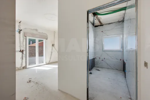 Apartamento T4 com quintal e estacionamento