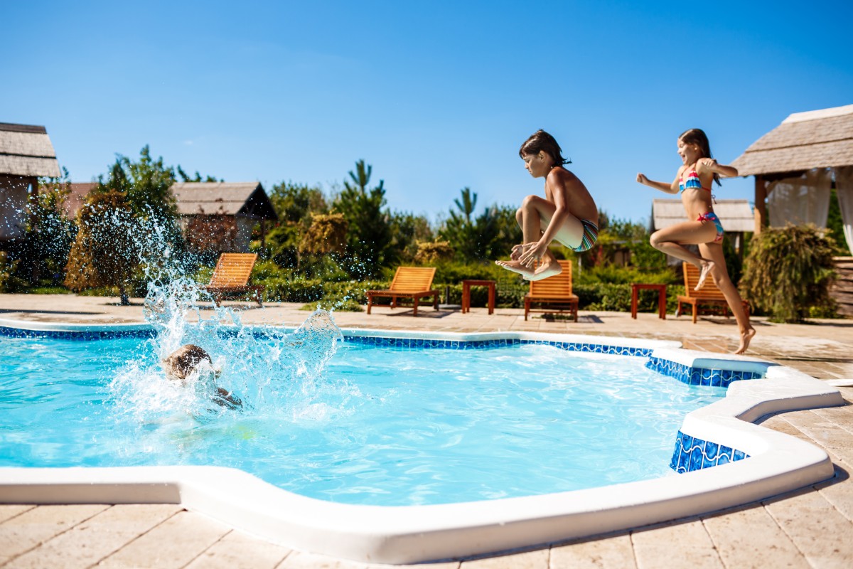 Descubra as 10 Dicas Infalíveis para Poupar Água na Sua Piscina e Tornar os Seus Verões Inesquecíveis!