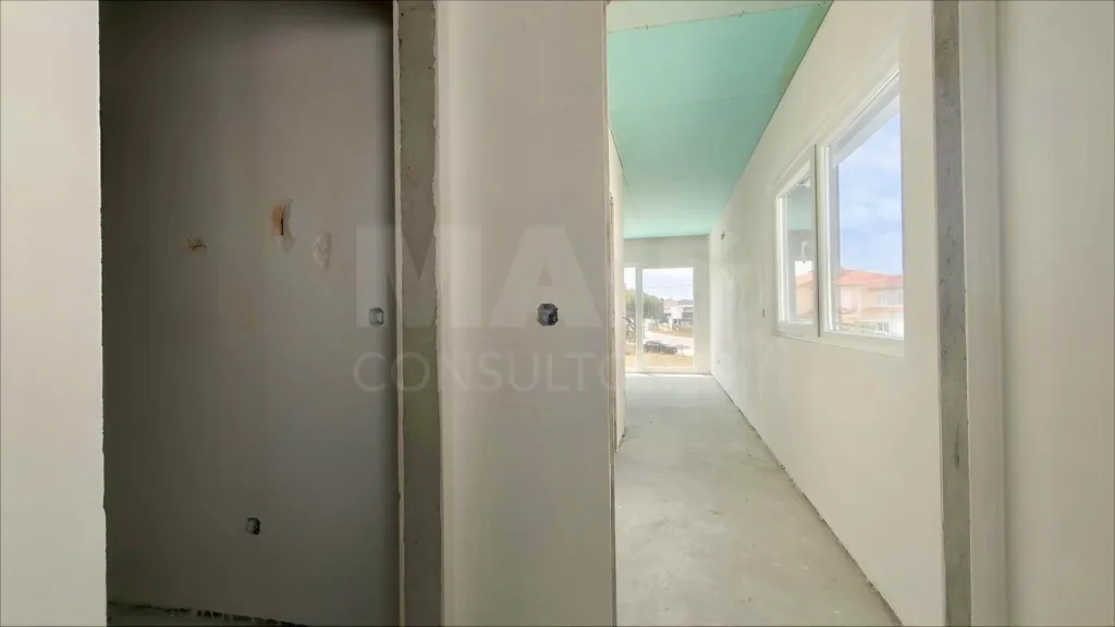 Moradia T4 c/ 1 Master Suite + 2 Suites, Jardim & Parqueamento !