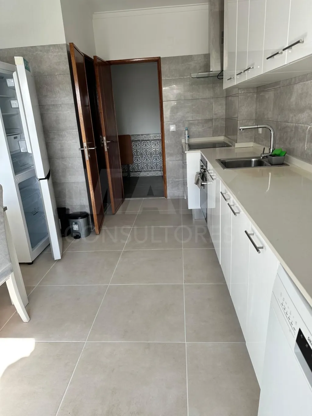 T2 com Cozinha Equipada e Varanda junto ao Metro de Odivelas