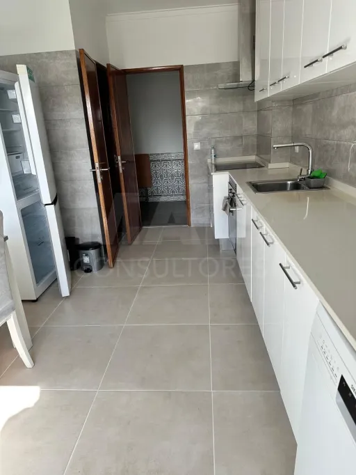 T2 com Cozinha Equipada e Varanda junto ao Metro de Odivelas
