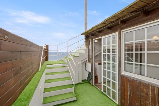 Moradia com 3 apartamentos e vista mar
