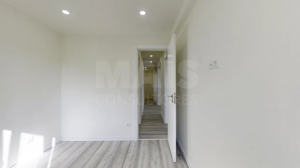 T2 Remodelado com logradouro de 20m2| Amadora