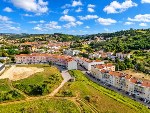 Apartamento T3 com elevador e lugar de garagem.