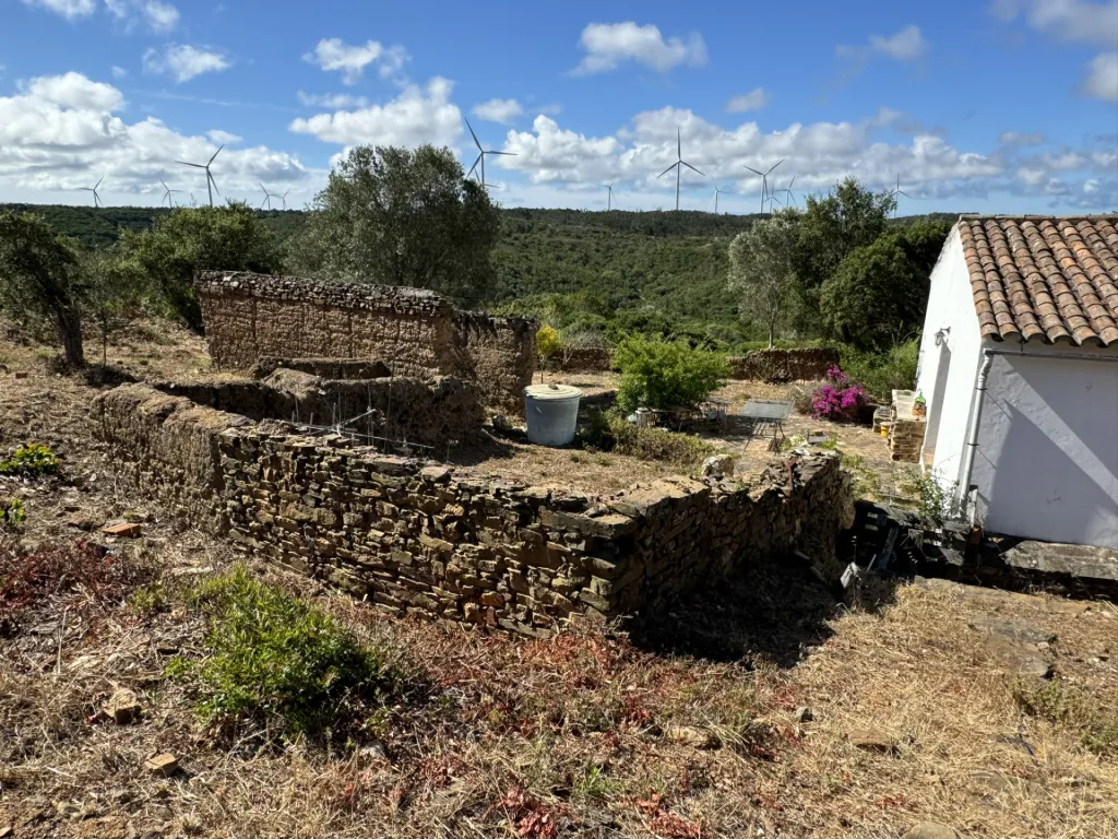 Ruína que possibilidade de expandir a área da casa
Ruin that makes it possible to expand the house area