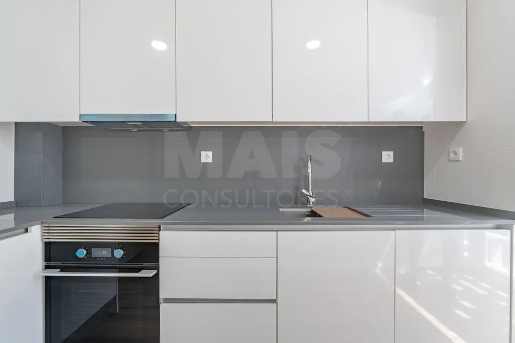 Apartamento T2 Totalmente Remodelado com Varanda no Coração de Alverca | Modernidade, Conforto e Localização de Excelência