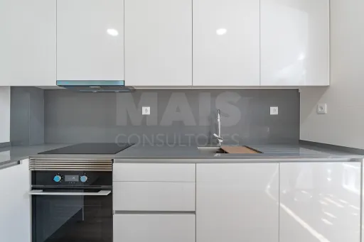 Apartamento T2 Totalmente Remodelado com Varanda no Coração de Alverca | Modernidade, Conforto e Localização de Excelência