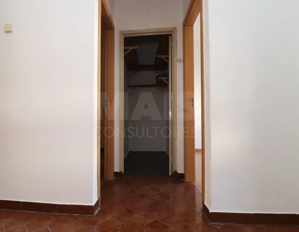 2-Bedroom Ground-Floor Apartment with Patio in Porto Alto