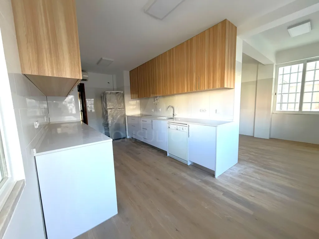 Apartamento T4 em Carnide