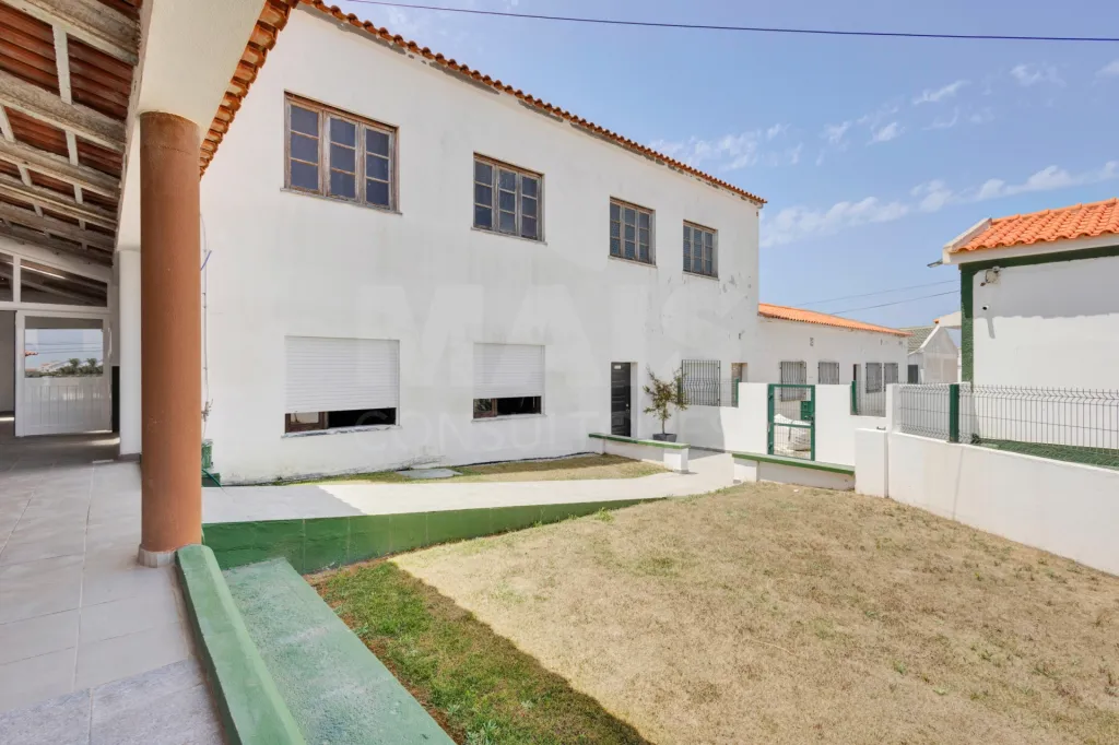 Prédio com projeto aprovado para 8 apartamentos em Peniche