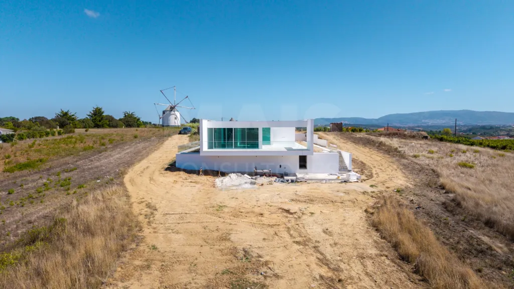 4-bedr. house on 2-hectare plot in Carvalhal