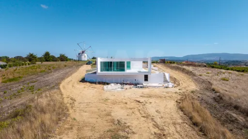 4-bedr. house on 2-hectare plot in Carvalhal