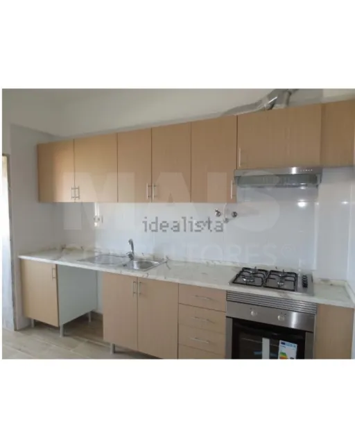 Prédio de Habitação e Comércio em Santa Iria de Azoia