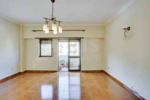 3-Bedroom Apartment with Excellent Sun Exposure | Balconies | Storage Room | Metro 600 m Away | Olival Basto – Odivelas