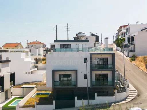 House 5 Bedrooms + 3 Bath with Pool | Garden | Box for 4 Cars in Famões