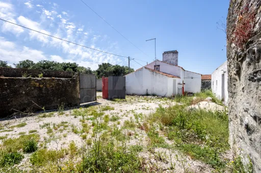 MAIS DE 300 m² DE CONSTRUÇÃO, PÁTIO PRIVADO E GRANDES ÁREAS DE APOIO | TURQUEL