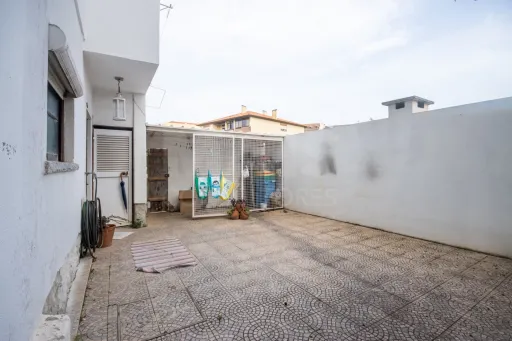 Prédio Multifamiliar em Alcabideche: Excelente Oportunidade de Investimento Próximo às Praias de Cascais